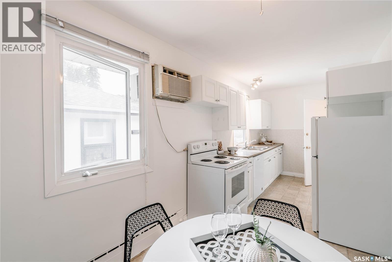 1012 2Nd Street E, Saskatoon, SK - Indoor Photo Showing Kitchen