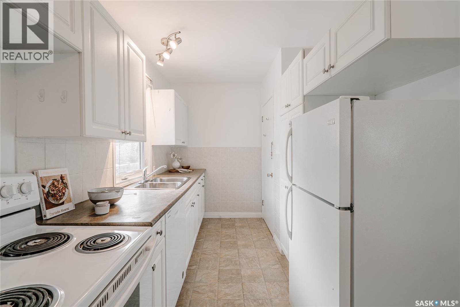 1012 2Nd Street E, Saskatoon, SK - Indoor Photo Showing Kitchen With Double Sink