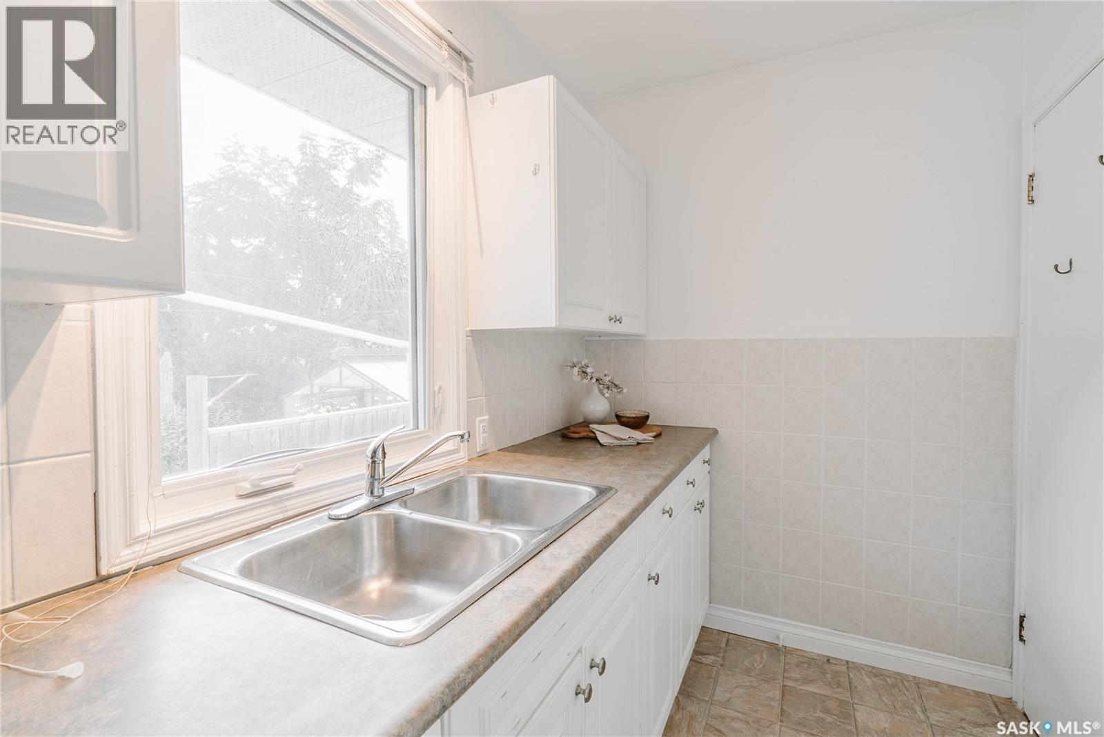 1012 2Nd Street E, Saskatoon, SK - Indoor Photo Showing Kitchen With Double Sink