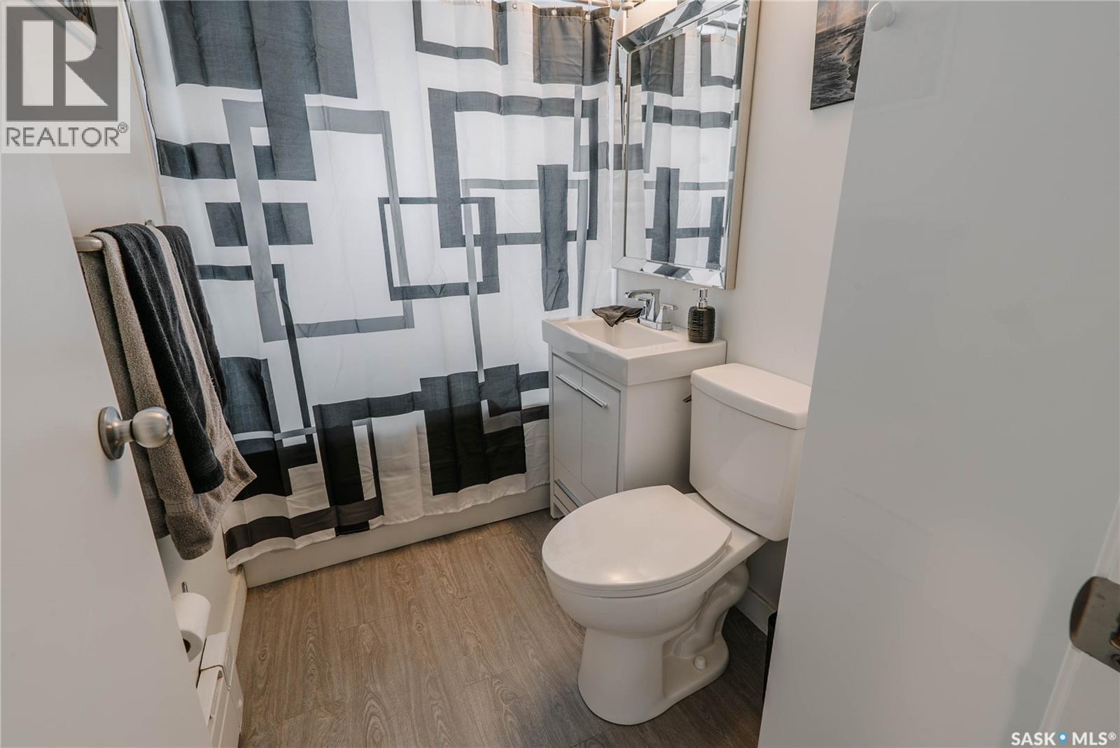 1012 2Nd Street E, Saskatoon, SK - Indoor Photo Showing Bathroom