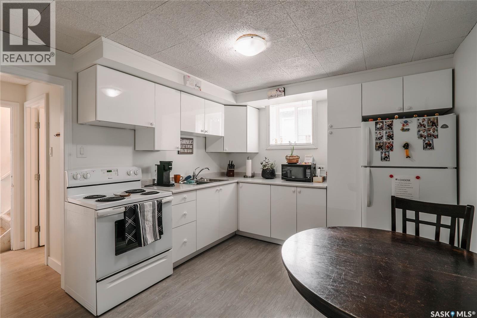 1012 2Nd Street E, Saskatoon, SK - Indoor Photo Showing Kitchen With Double Sink
