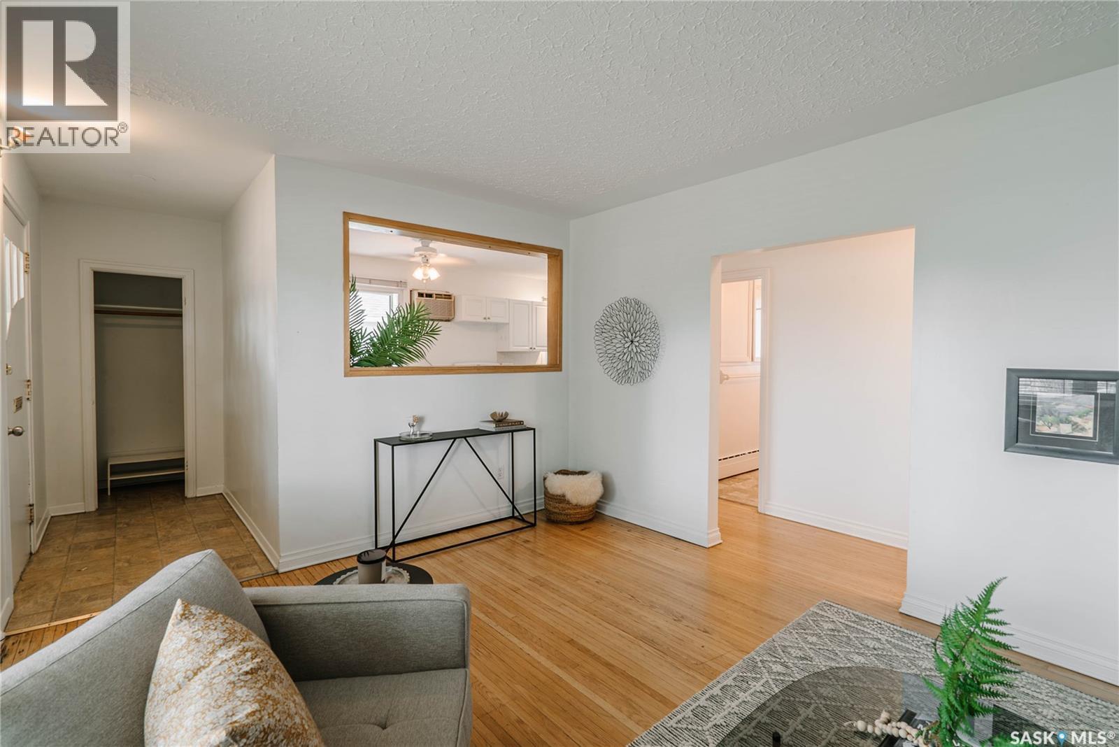 1012 2Nd Street E, Saskatoon, SK - Indoor Photo Showing Living Room