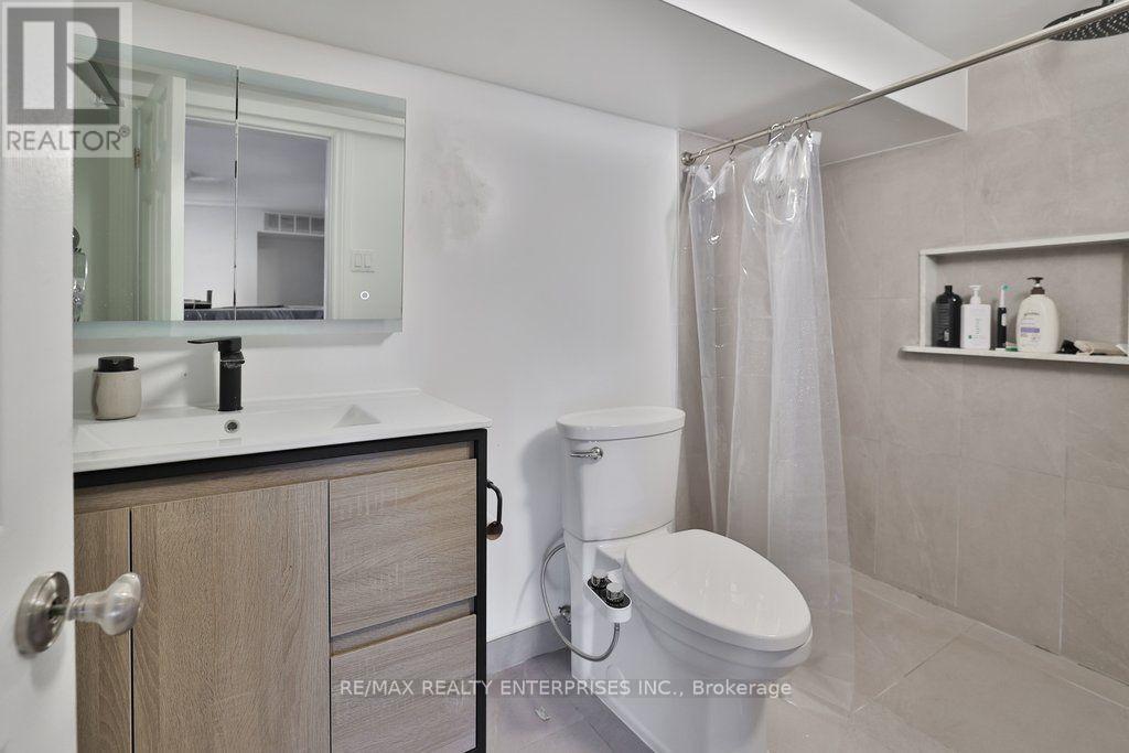 1168 Stavebank Road, Mississauga, ON - Indoor Photo Showing Bathroom