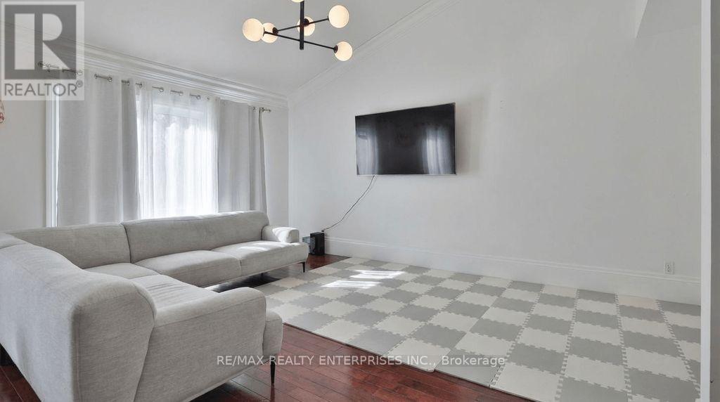 1168 Stavebank Road, Mississauga, ON - Indoor Photo Showing Living Room