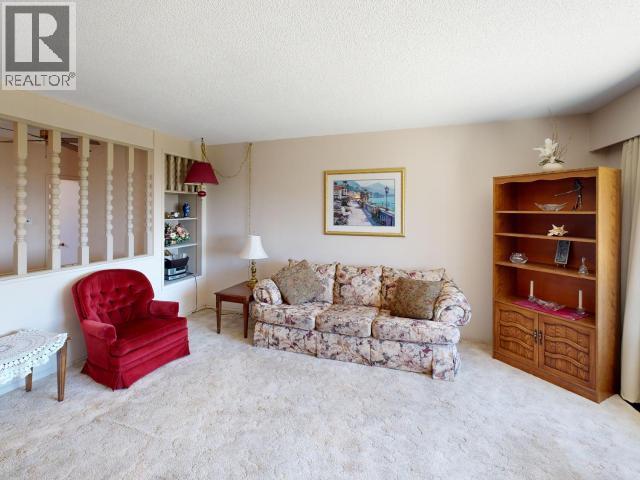 3763 Selkirk Ave, Powell River, BC - Indoor Photo Showing Living Room