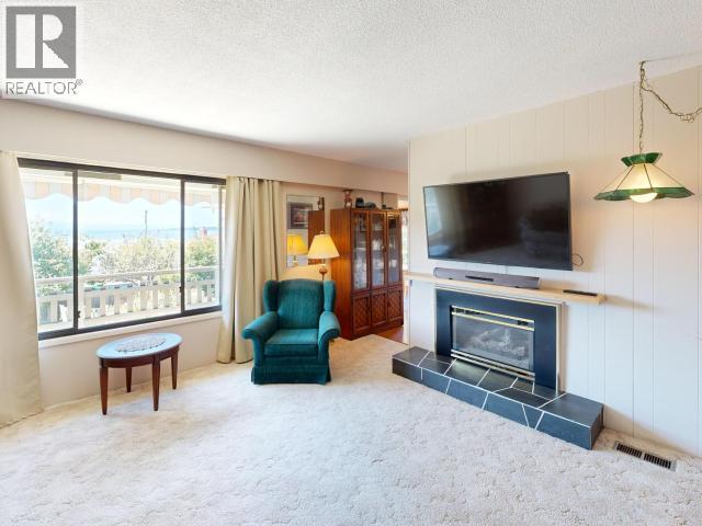 3763 Selkirk Ave, Powell River, BC - Indoor Photo Showing Living Room With Fireplace