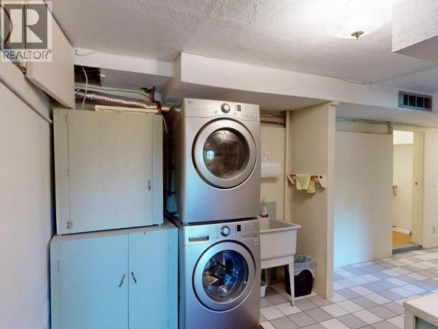 3763 Selkirk Ave, Powell River, BC - Indoor Photo Showing Laundry Room
