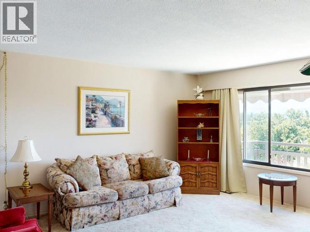 3763 Selkirk Ave, Powell River, BC - Indoor Photo Showing Living Room