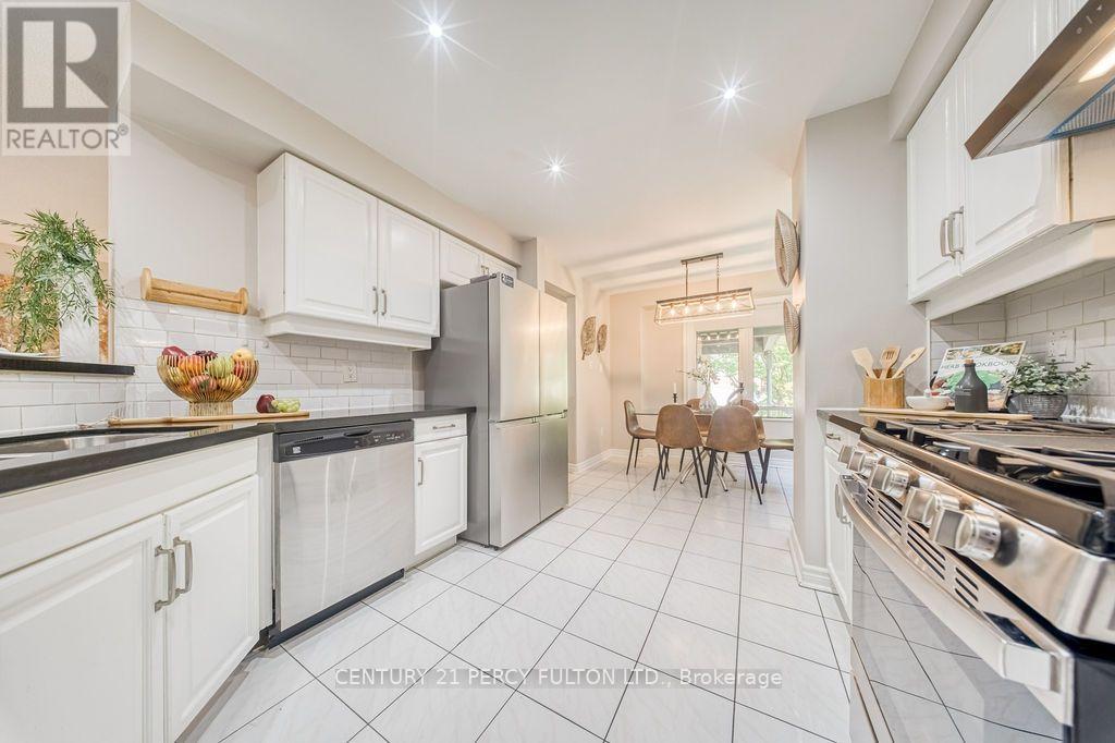 5522 Holbrook Road, Mississauga, ON - Indoor Photo Showing Kitchen