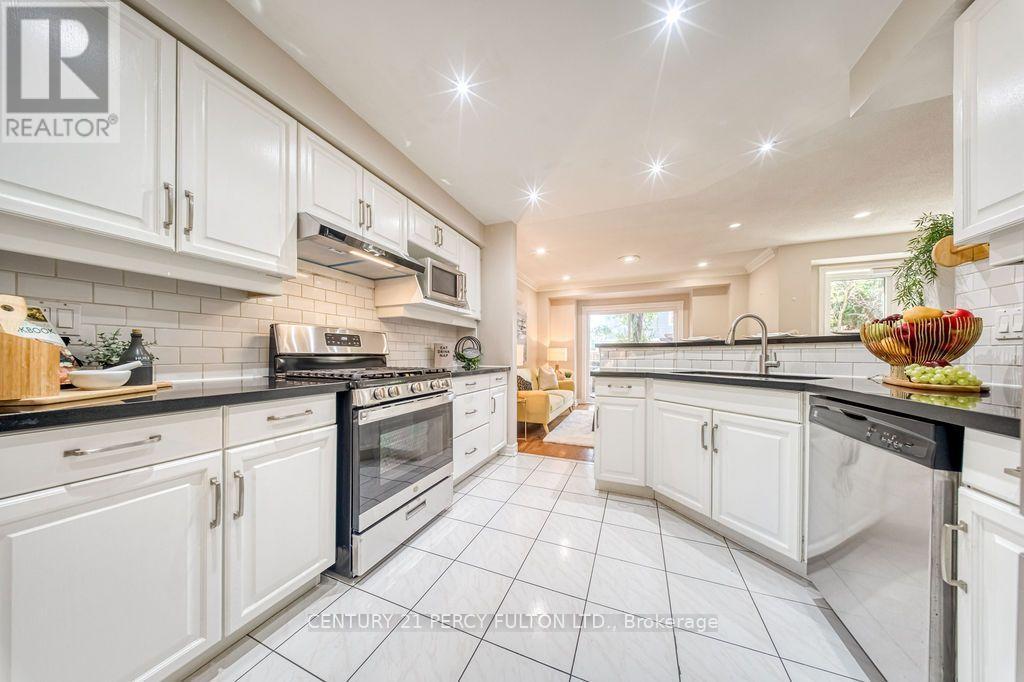 5522 Holbrook Road, Mississauga, ON - Indoor Photo Showing Kitchen With Upgraded Kitchen