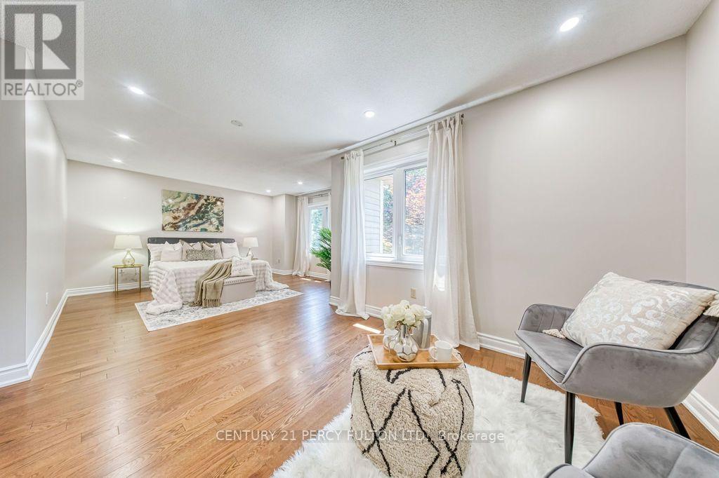5522 Holbrook Road, Mississauga, ON - Indoor Photo Showing Living Room