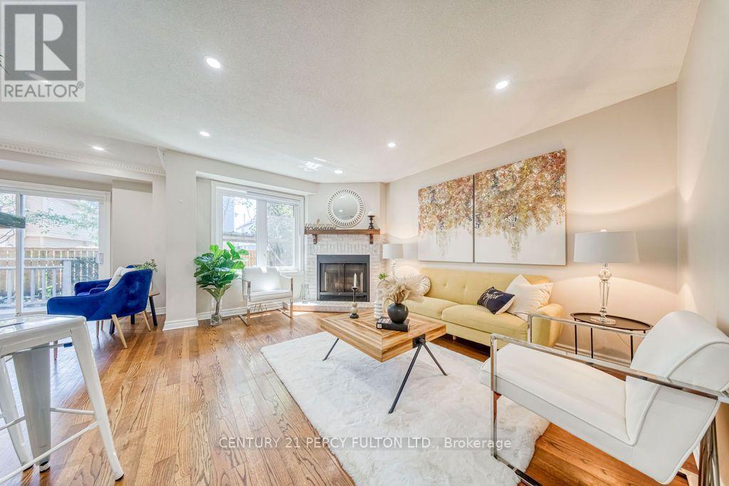5522 Holbrook Road, Mississauga, ON - Indoor Photo Showing Living Room With Fireplace