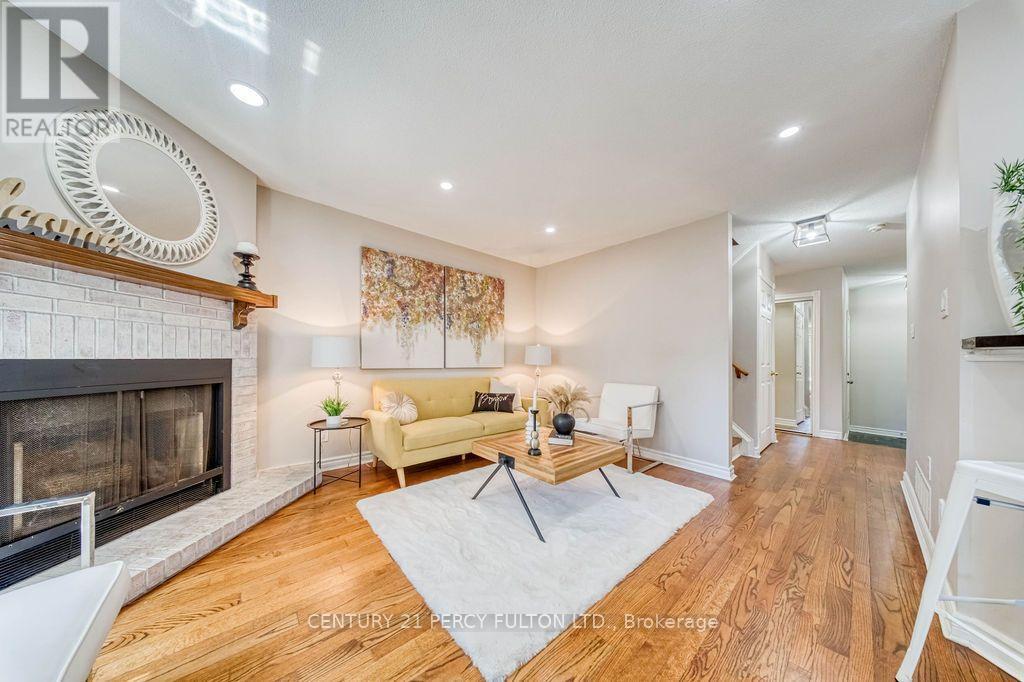 5522 Holbrook Road, Mississauga, ON - Indoor Photo Showing Living Room With Fireplace