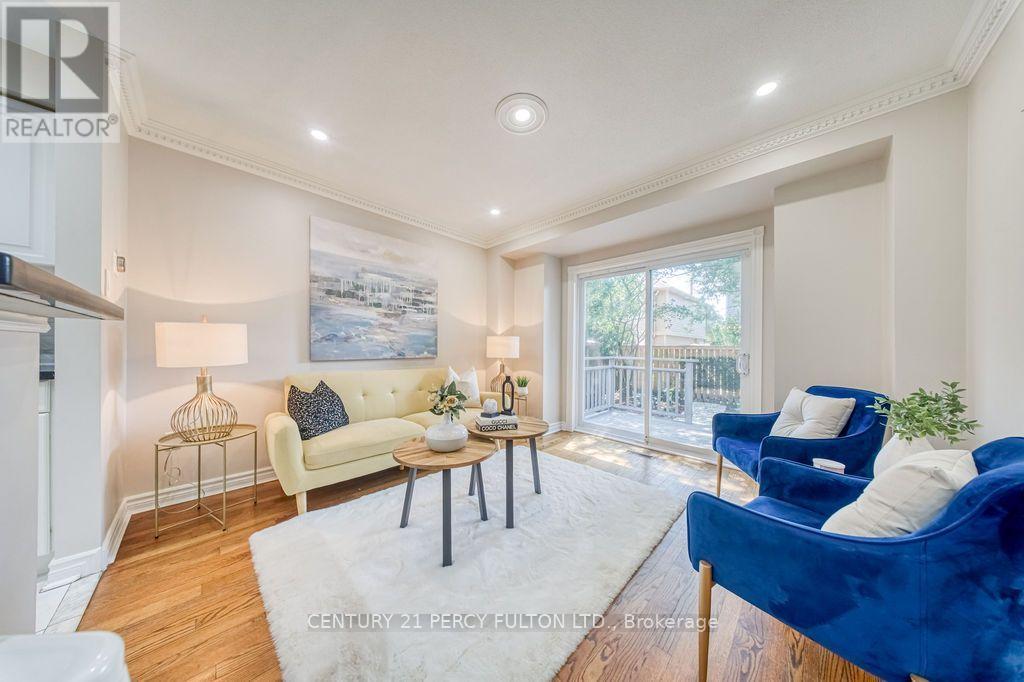 5522 Holbrook Road, Mississauga, ON - Indoor Photo Showing Living Room