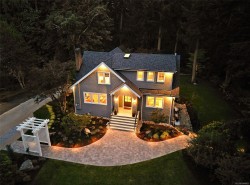 2535 Queenswood Dr Saanich, BC V8N 1X4