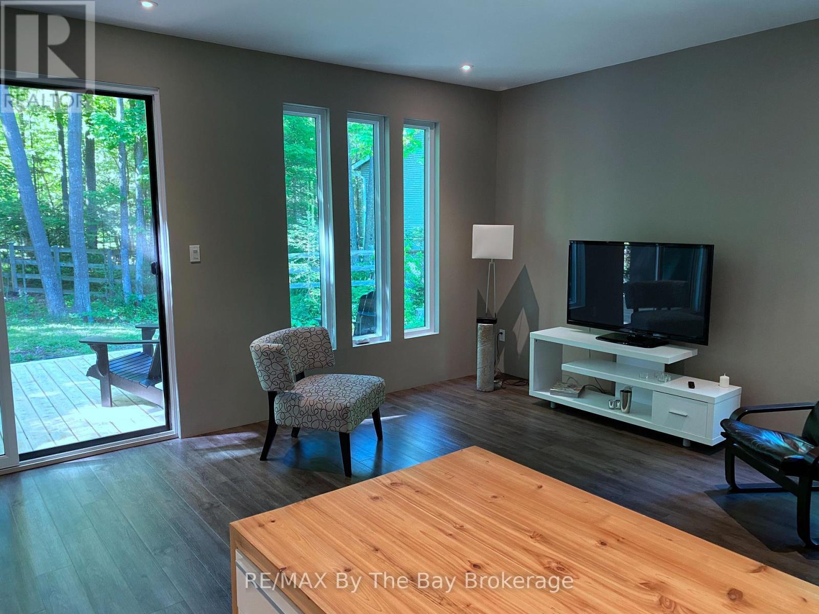 33 St. Laurent Boulevard, Tiny, ON - Indoor Photo Showing Living Room