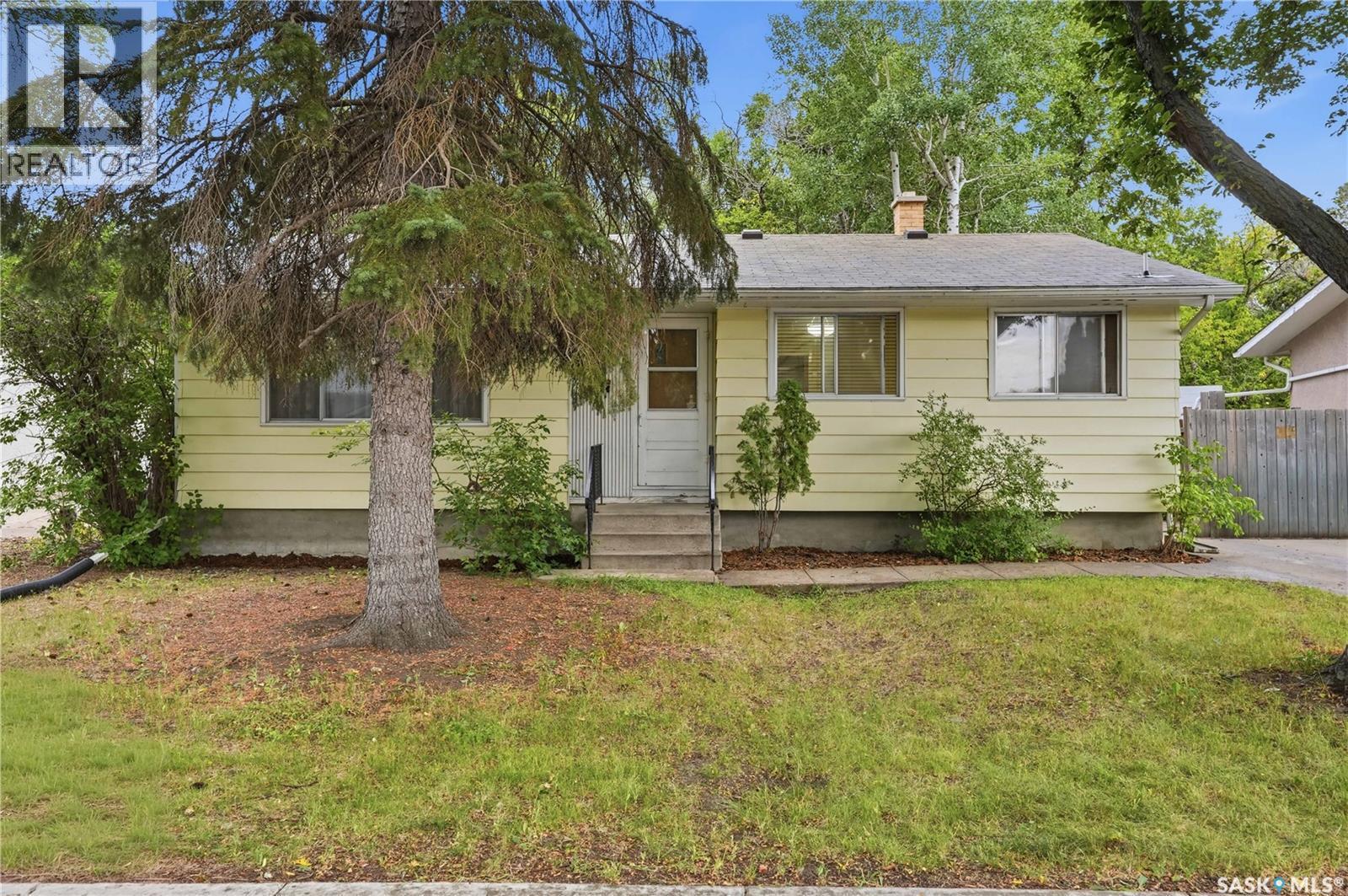 129 Cameron Crescent, Regina, SK - Outdoor