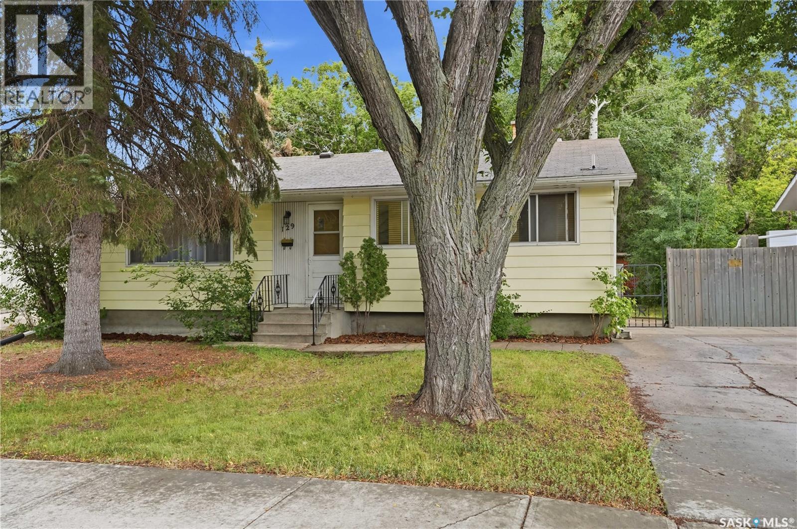129 Cameron Crescent, Regina, SK - Outdoor