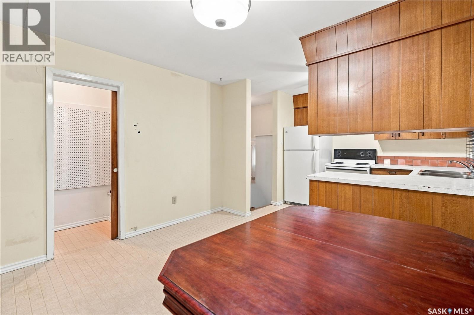 129 Cameron Crescent, Regina, SK - Indoor Photo Showing Kitchen