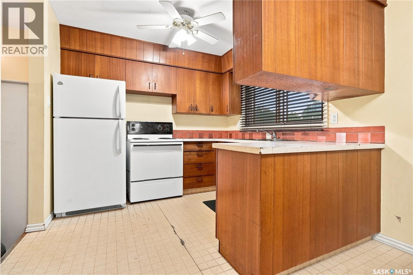 129 Cameron Crescent, Regina, SK - Indoor Photo Showing Kitchen