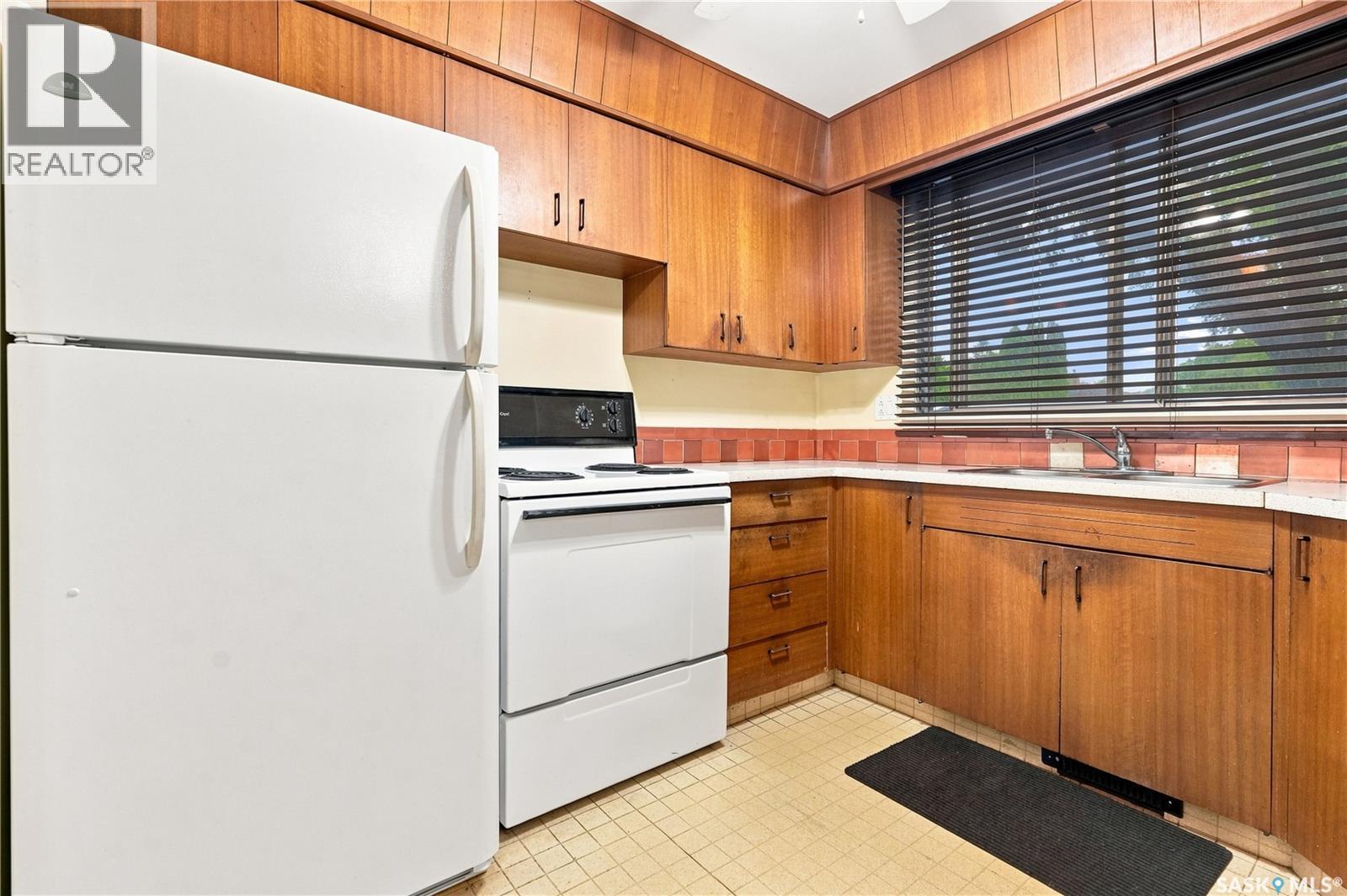 129 Cameron Crescent, Regina, SK - Indoor Photo Showing Kitchen