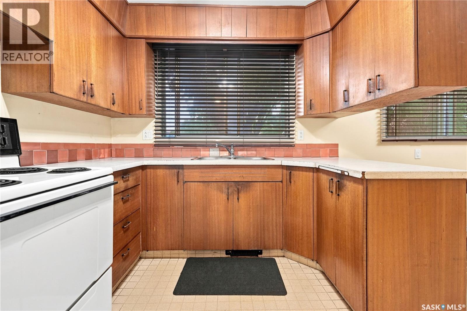129 Cameron Crescent, Regina, SK - Indoor Photo Showing Kitchen