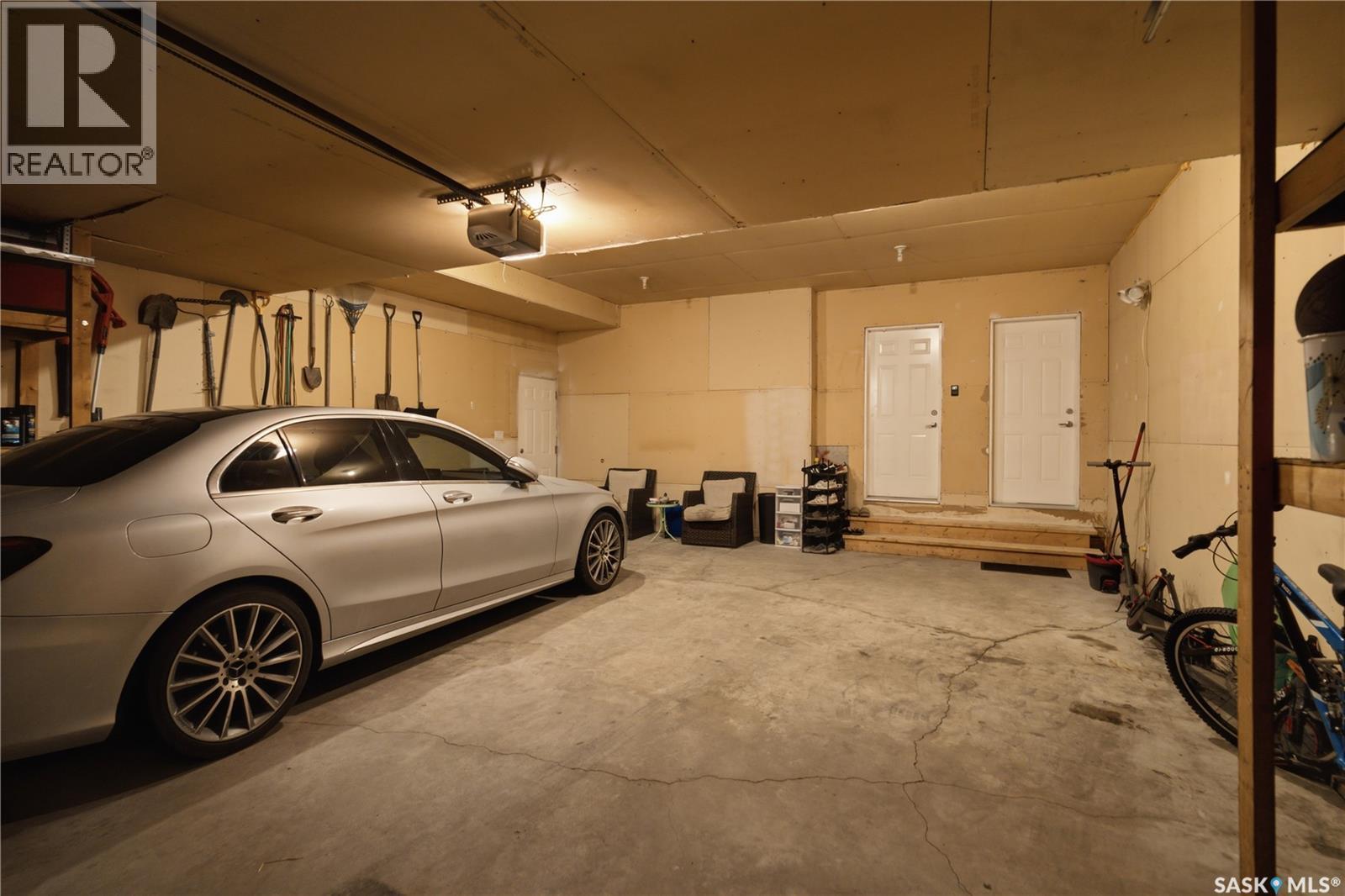 5122 Canuck Crescent, Regina, SK - Indoor Photo Showing Garage