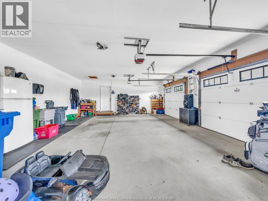 1385 Pascal Avenue, Lakeshore, ON - Indoor Photo Showing Garage