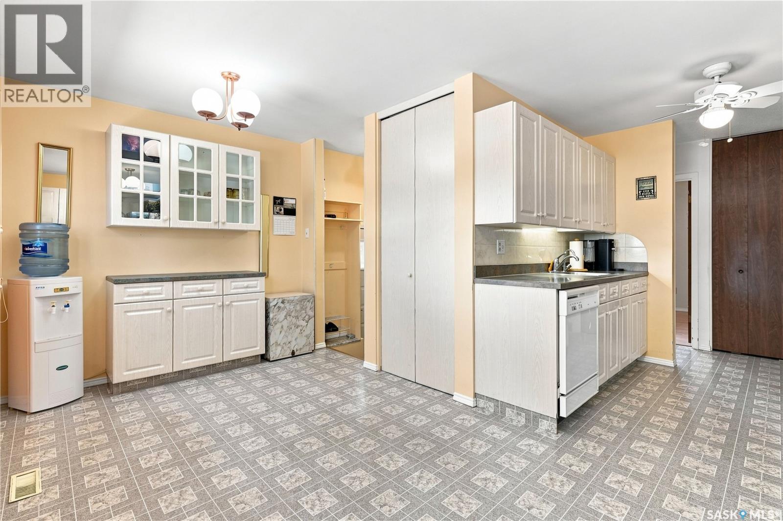 35 Elmview Road, Regina, SK - Indoor Photo Showing Kitchen