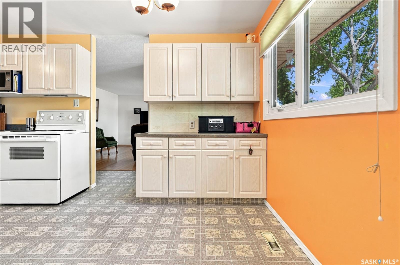 35 Elmview Road, Regina, SK - Indoor Photo Showing Kitchen