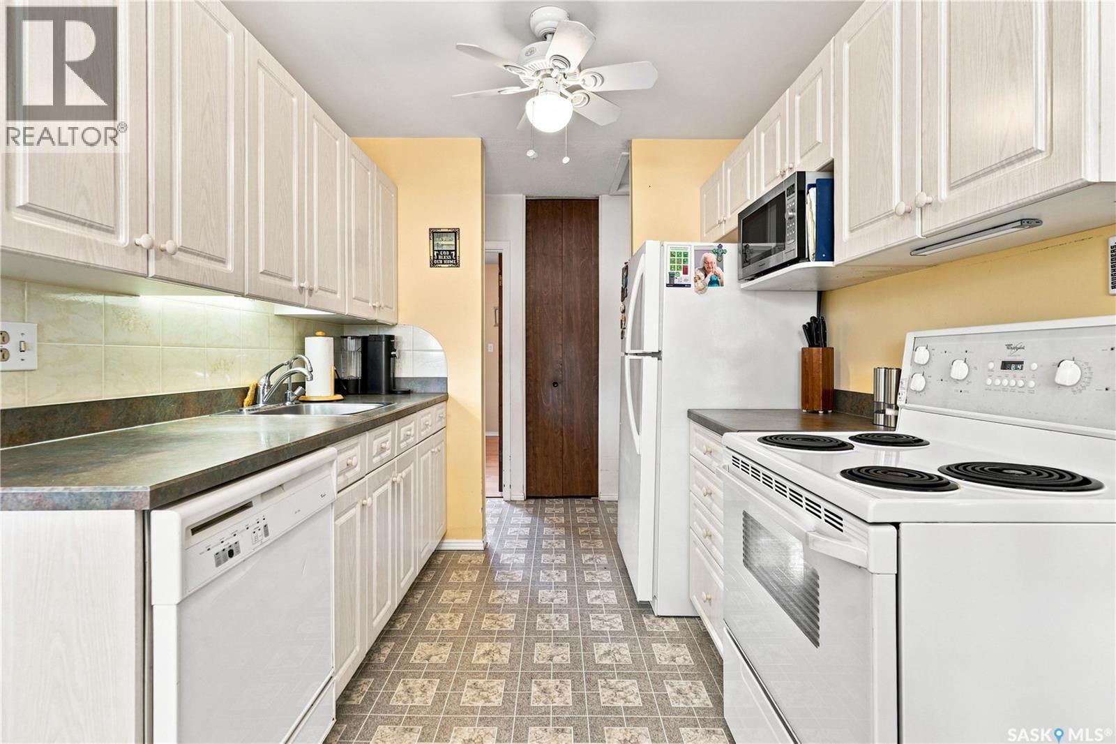 35 Elmview Road, Regina, SK - Indoor Photo Showing Kitchen