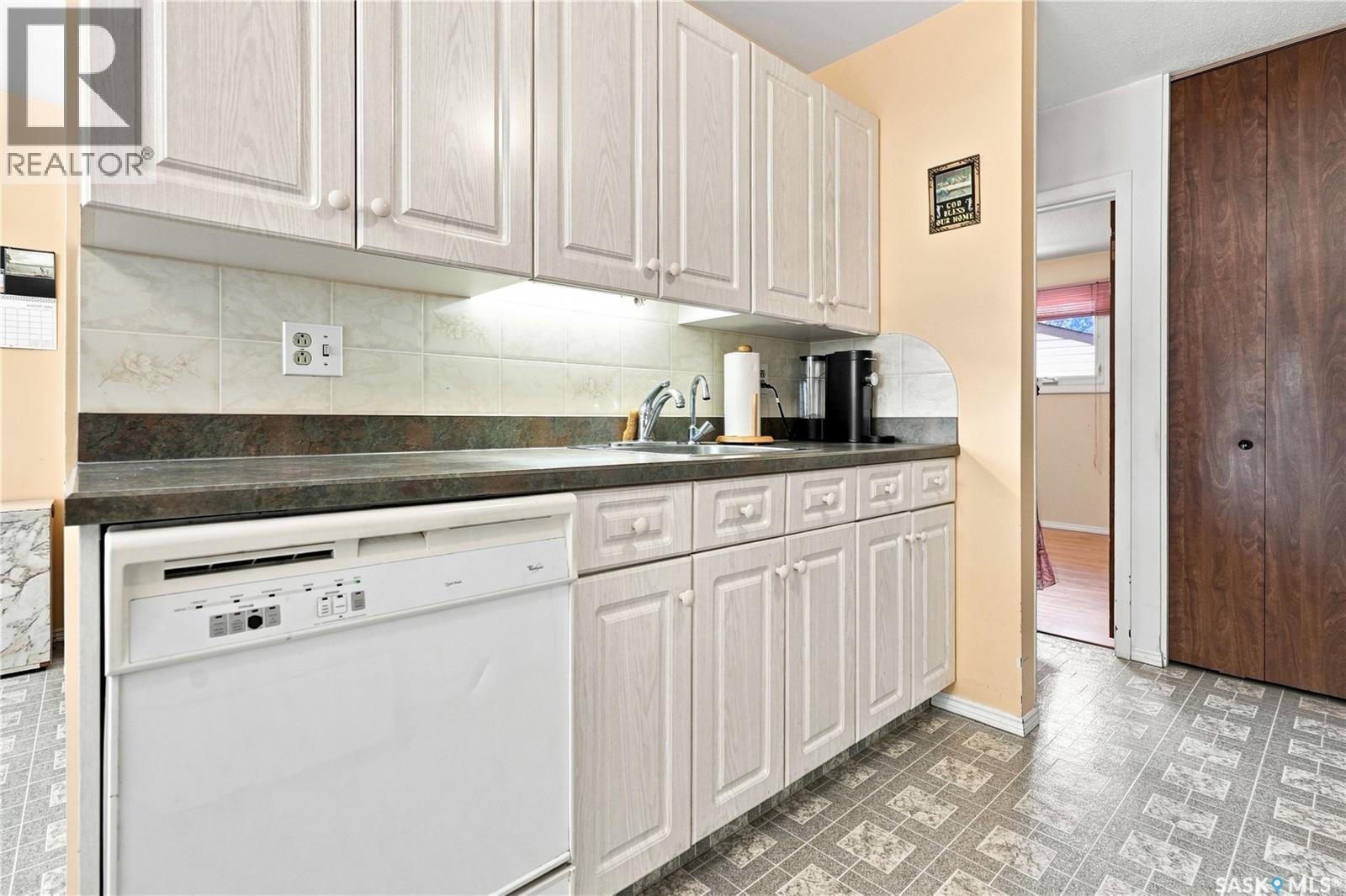 35 Elmview Road, Regina, SK - Indoor Photo Showing Kitchen