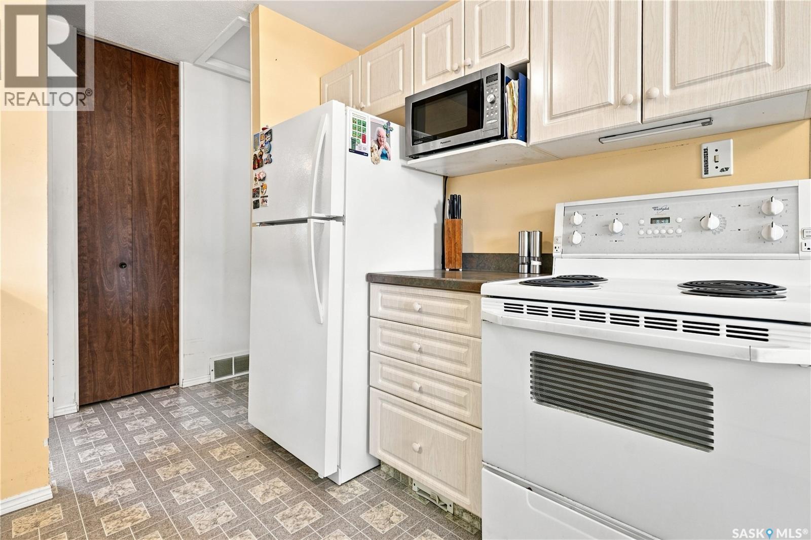 35 Elmview Road, Regina, SK - Indoor Photo Showing Kitchen