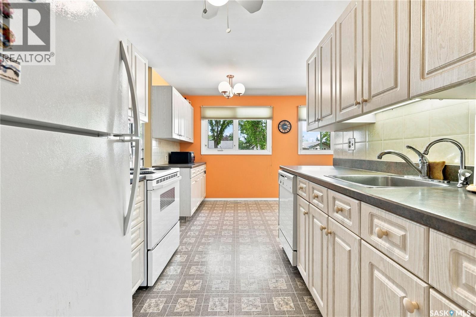 35 Elmview Road, Regina, SK - Indoor Photo Showing Kitchen