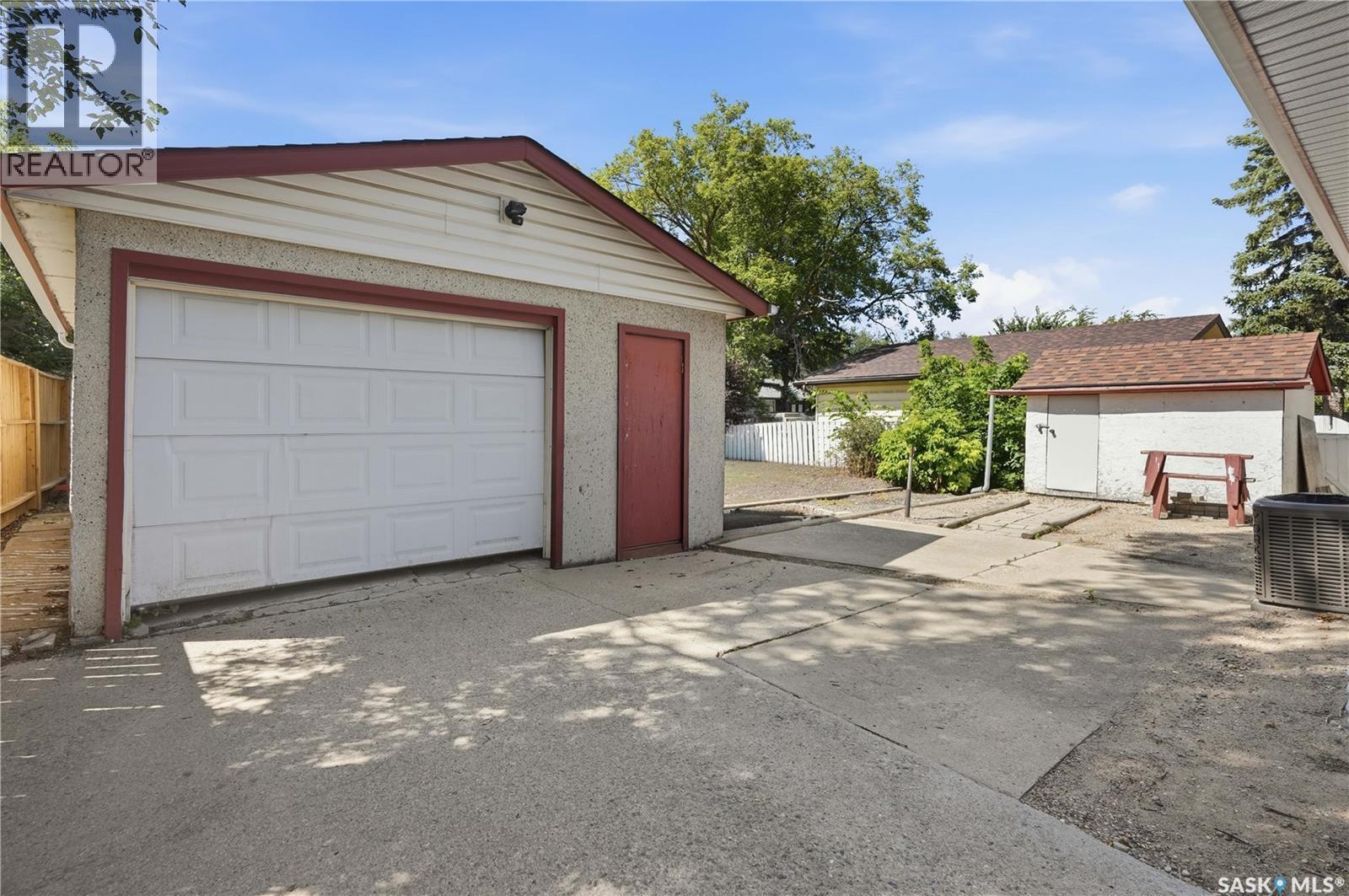 35 Elmview Road, Regina, SK - Outdoor With Exterior