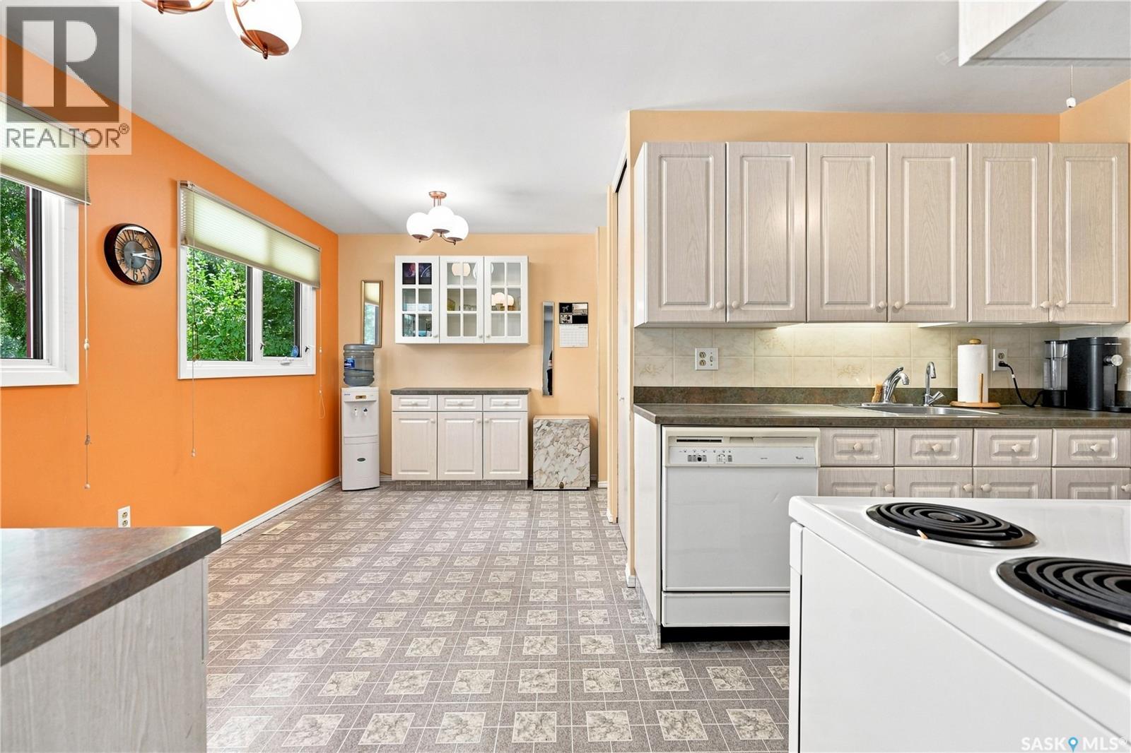 35 Elmview Road, Regina, SK - Indoor Photo Showing Kitchen