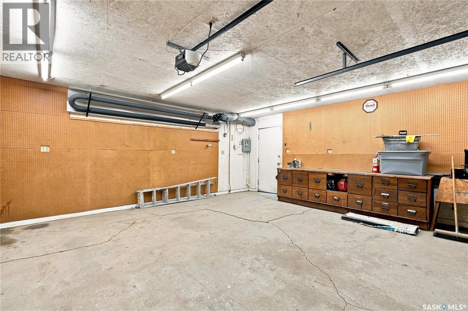 1813 Richardson Road, Saskatoon, SK - Indoor Photo Showing Garage
