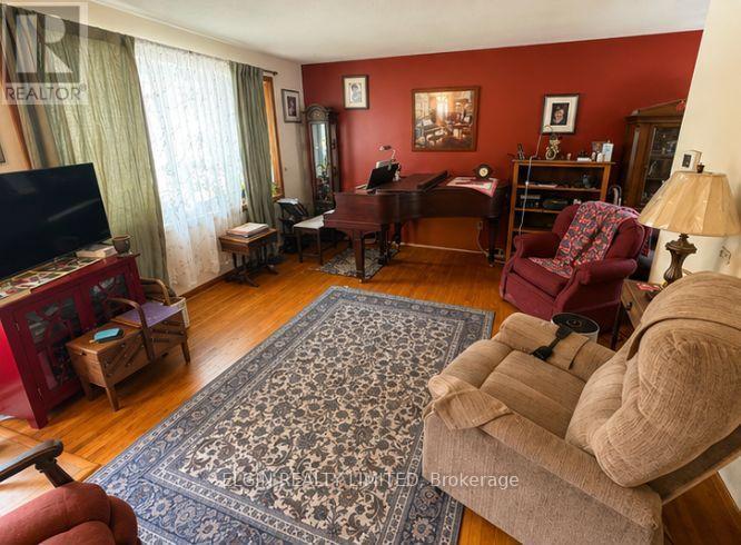 14 Glanworth Avenue, St. Thomas, ON - Indoor Photo Showing Living Room