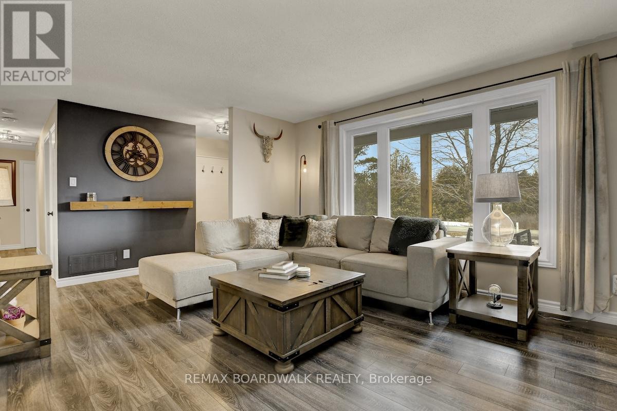 1505 7Th Line, Beckwith, ON - Indoor Photo Showing Living Room