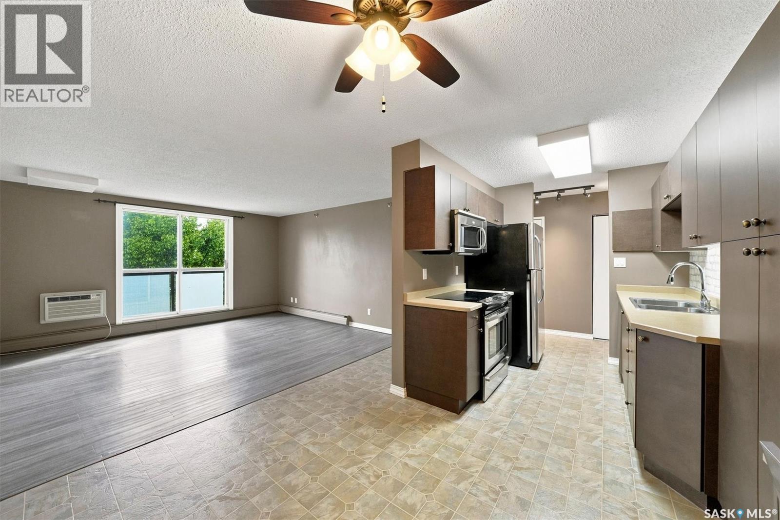 23 111 St Lawrence Crescent, Saskatoon, SK - Indoor Photo Showing Kitchen With Double Sink