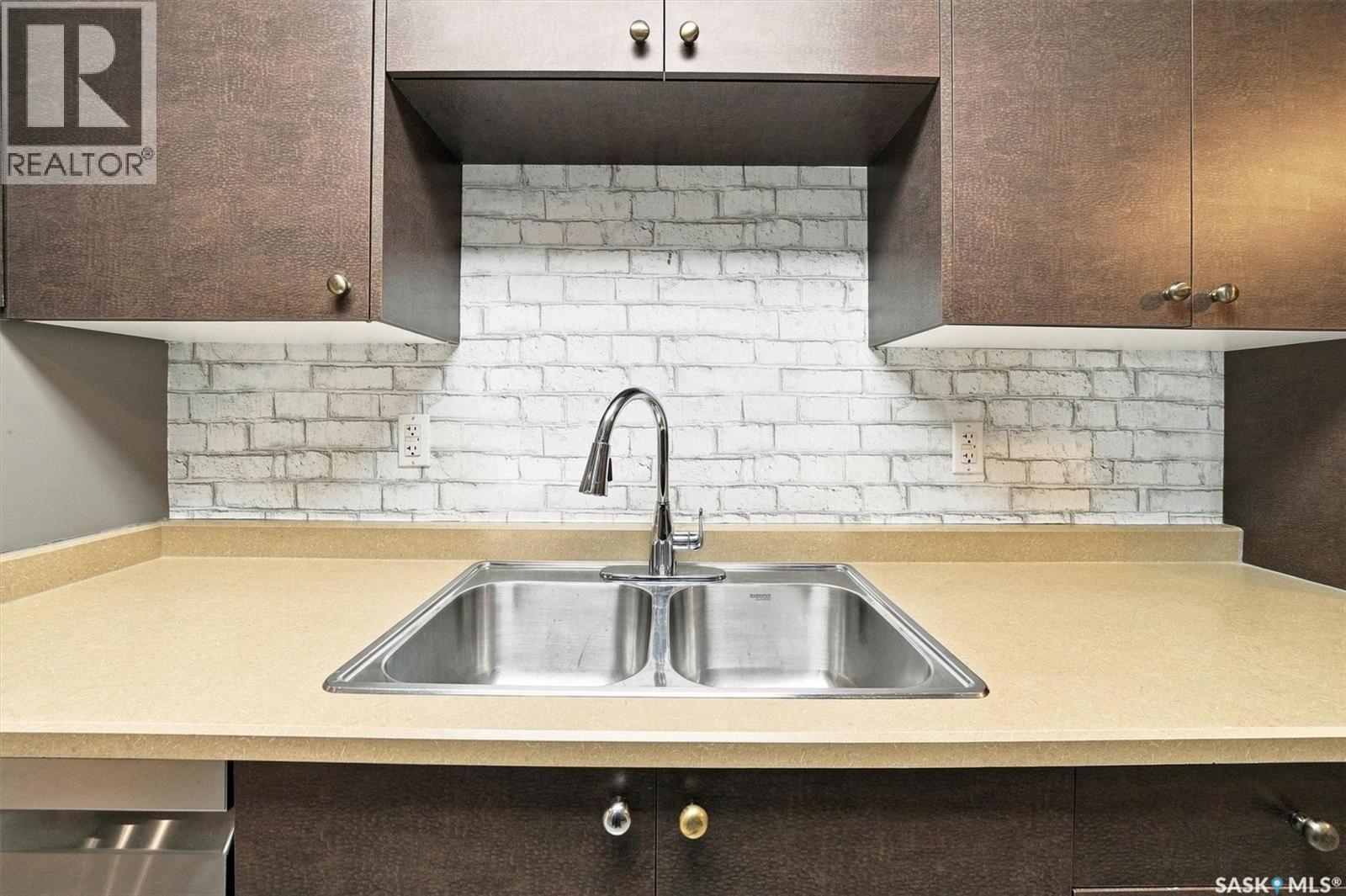 23 111 St Lawrence Crescent, Saskatoon, SK - Indoor Photo Showing Kitchen With Double Sink