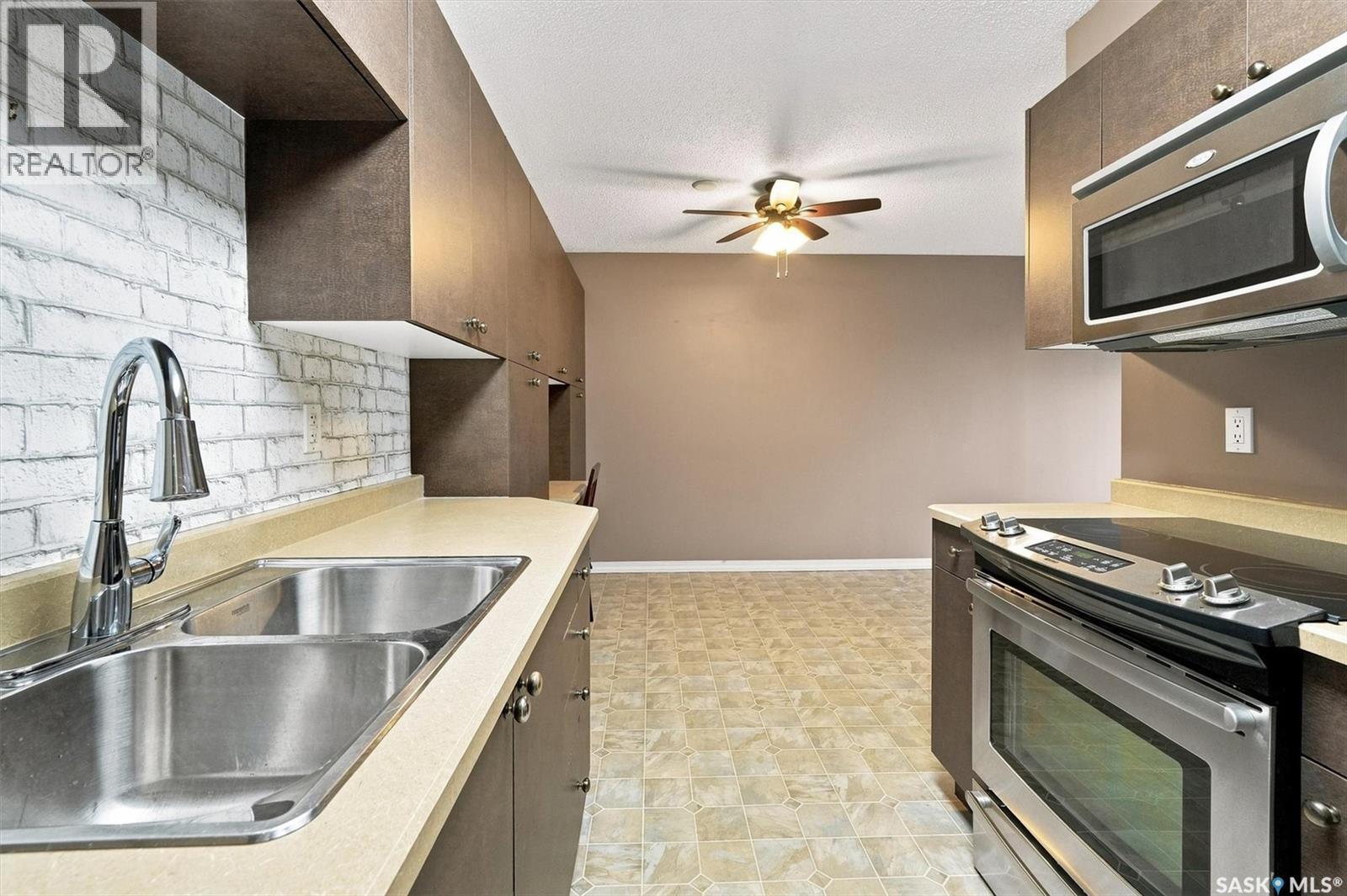 23 111 St Lawrence Crescent, Saskatoon, SK - Indoor Photo Showing Kitchen With Double Sink