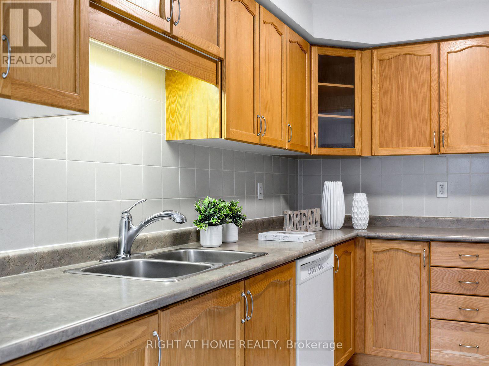 Ceramic backsplash - 81 Briarcrest Drive, Markham, ON - Indoor Photo Showing Kitchen With Double Sink