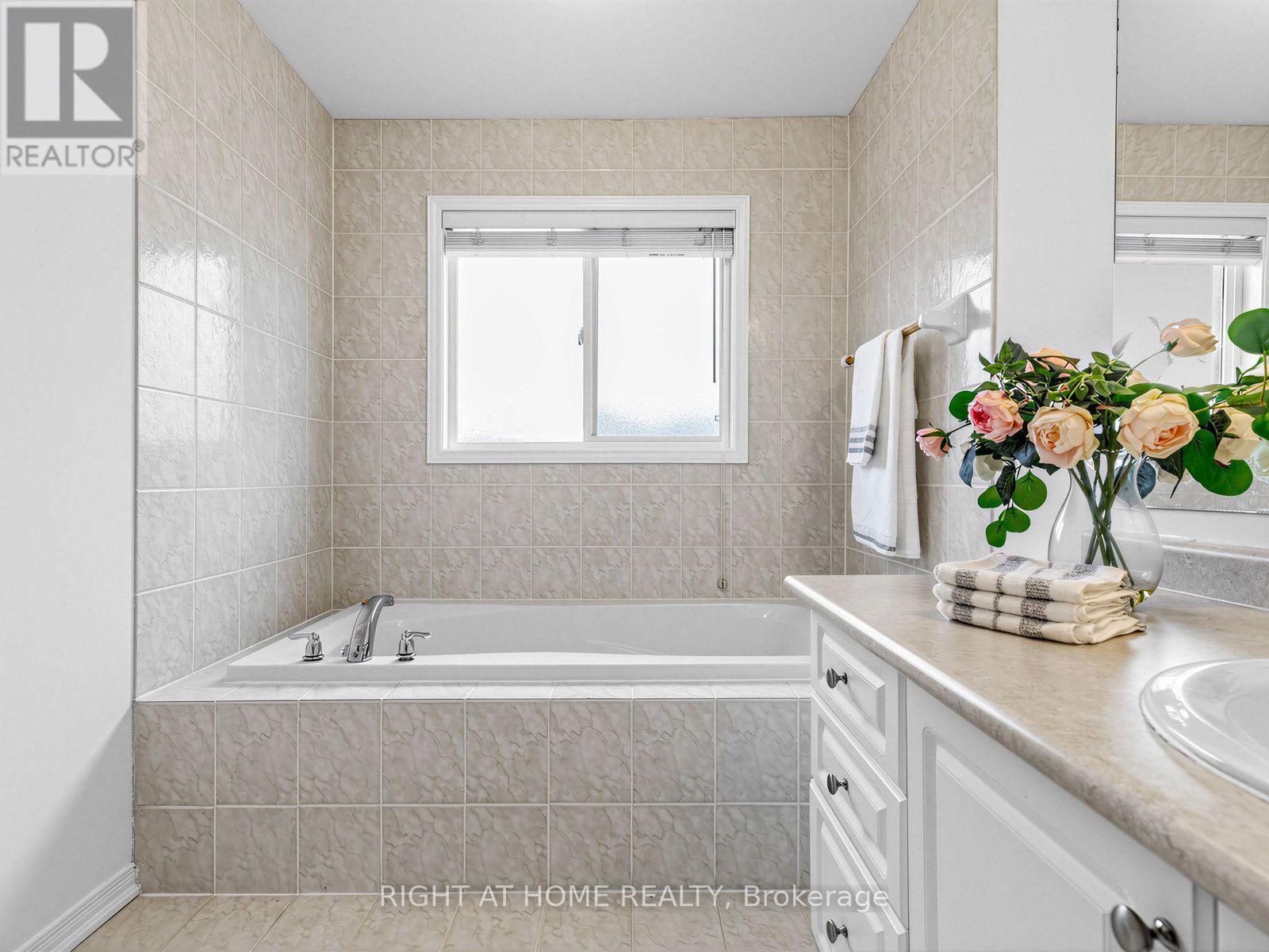 Ensuite bathroom with deep soaker tub - 81 Briarcrest Drive, Markham, ON - Indoor Photo Showing Bathroom