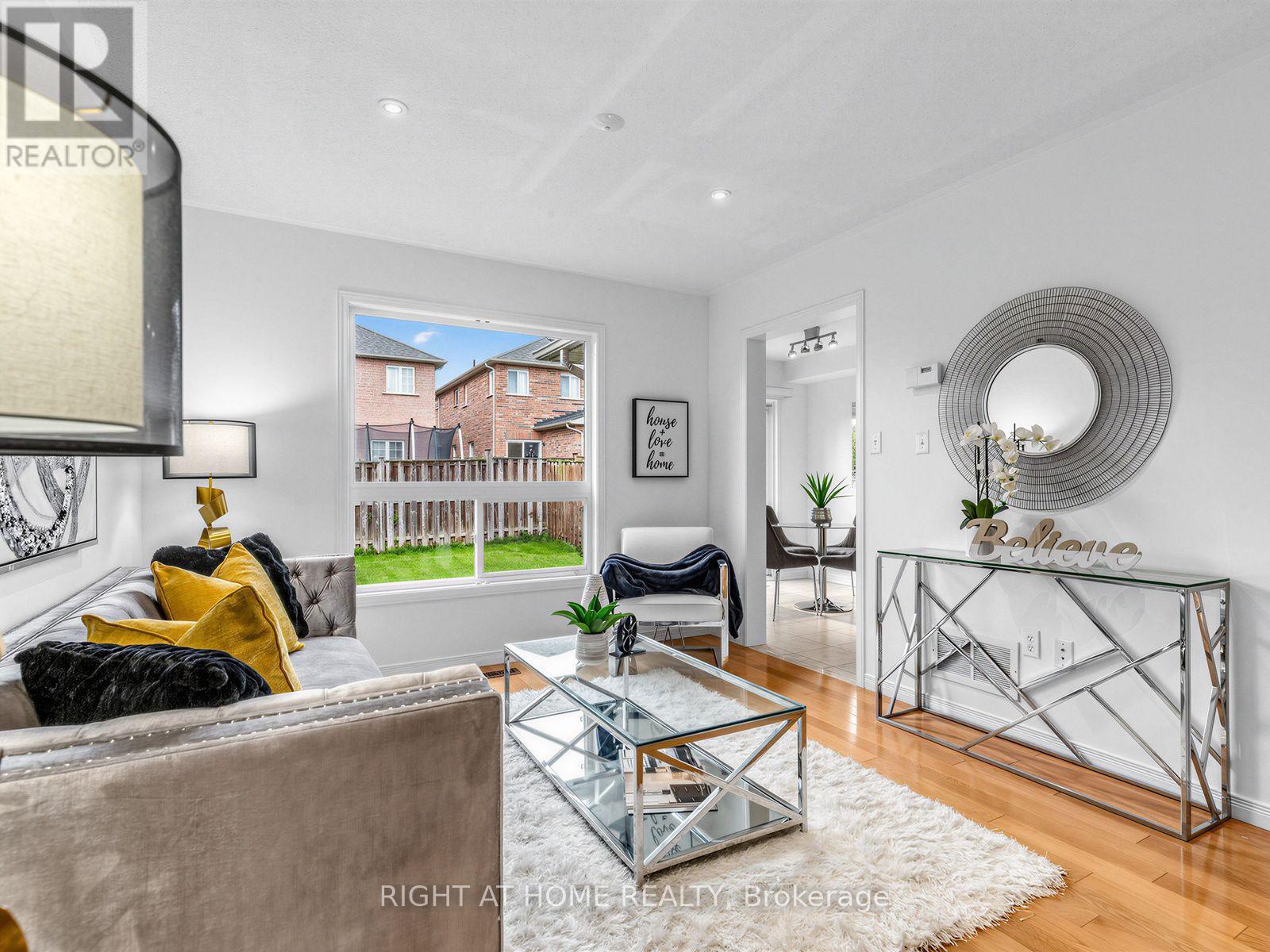 81 Briarcrest Drive, Markham, ON - Indoor Photo Showing Living Room
