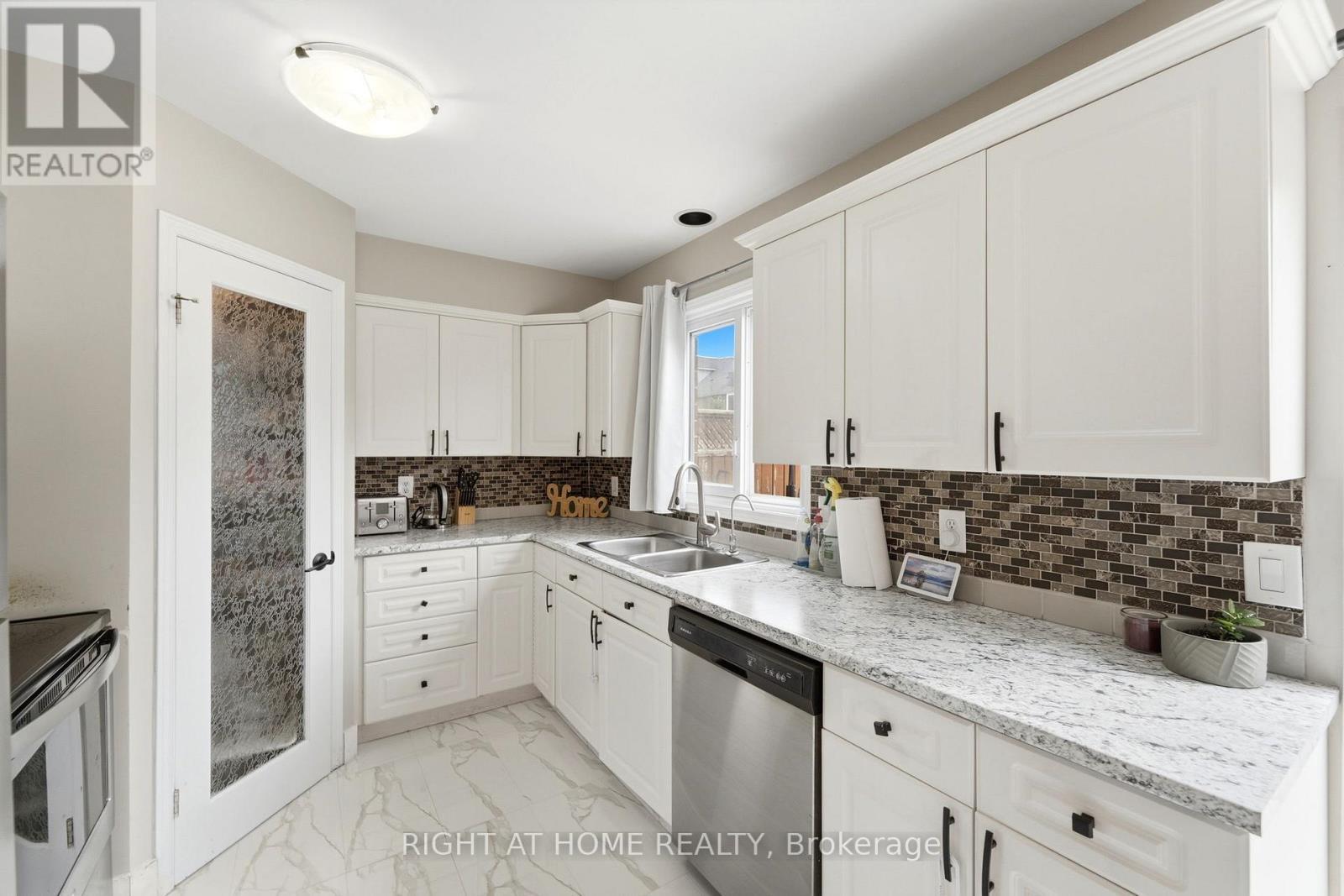 65 Wellington South, Cambridge, ON - Indoor Photo Showing Kitchen With Double Sink