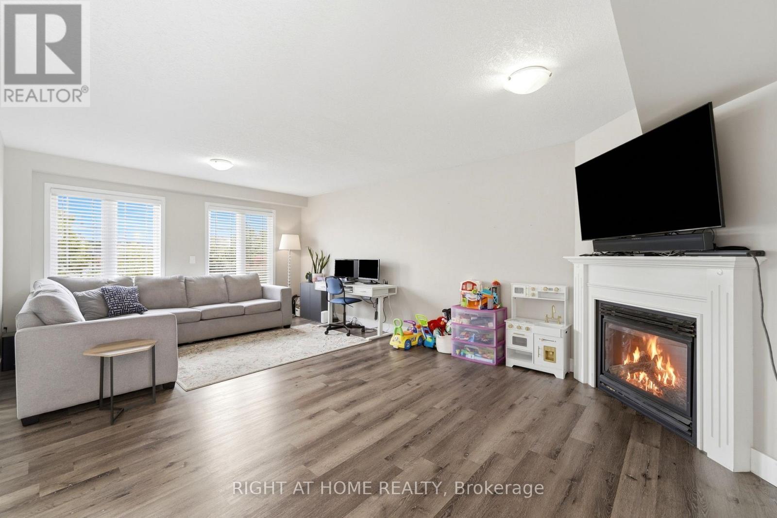 65 Wellington South, Cambridge, ON - Indoor Photo Showing Living Room With Fireplace
