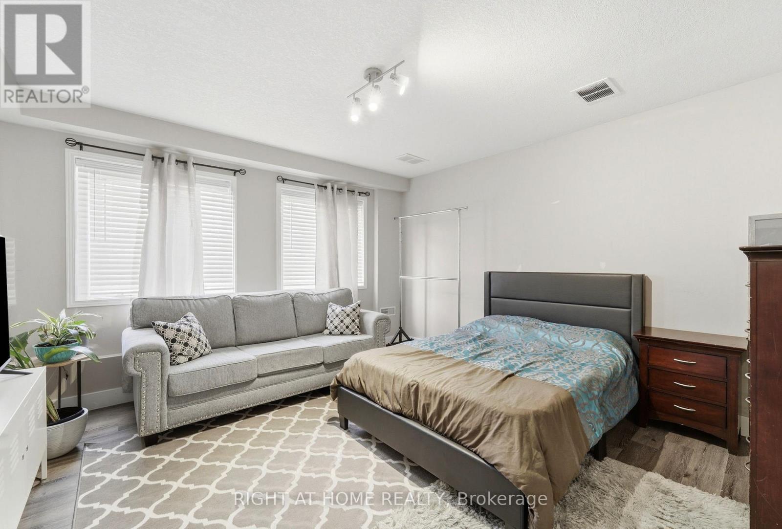 65 Wellington South, Cambridge, ON - Indoor Photo Showing Bedroom