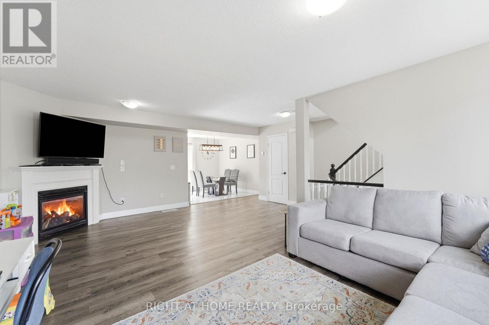 65 Wellington South, Cambridge, ON - Indoor Photo Showing Living Room With Fireplace