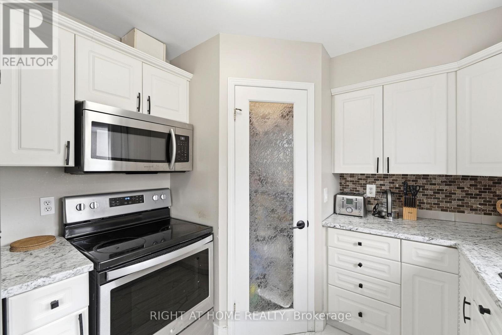 65 Wellington South, Cambridge, ON - Indoor Photo Showing Kitchen